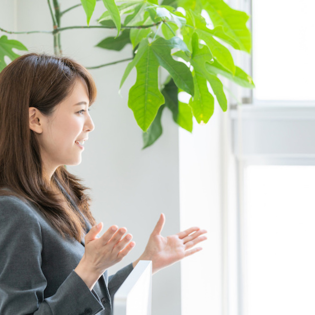 話している女性